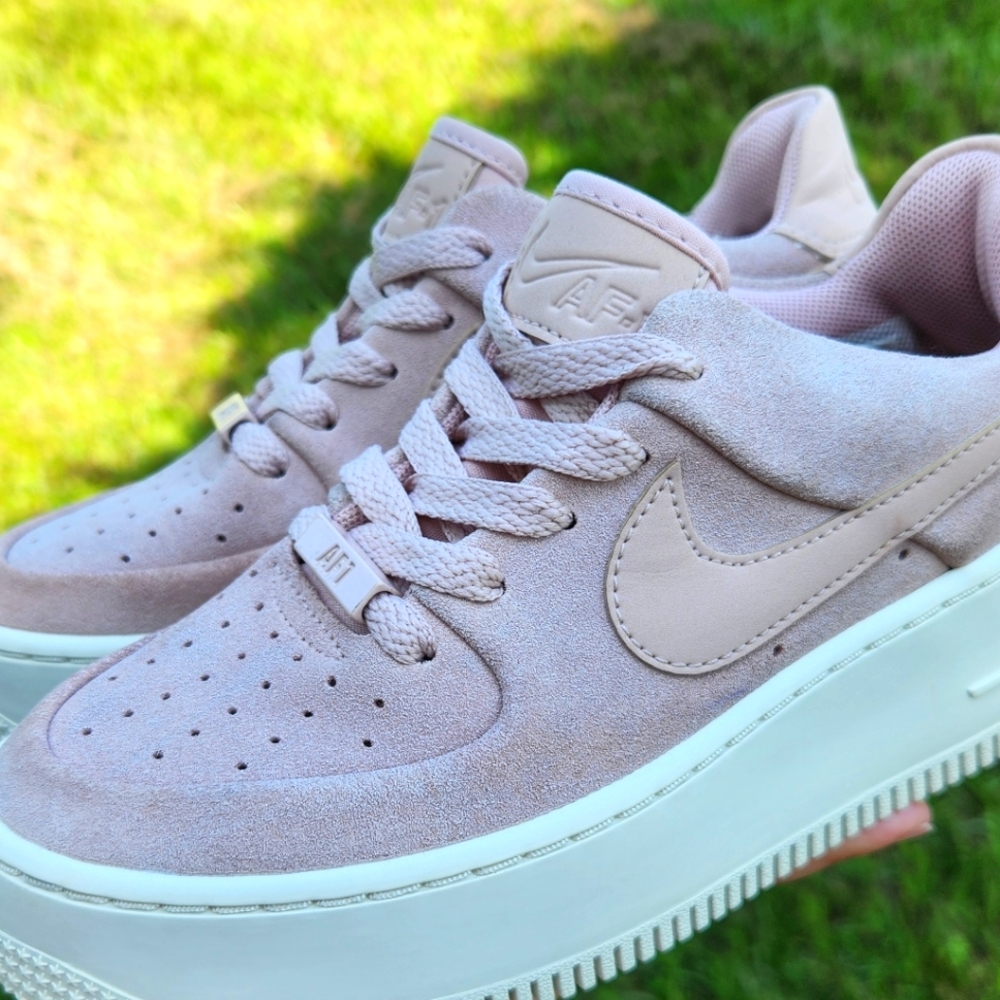 Nike Women's Sneakers in Soft Pink and Cream